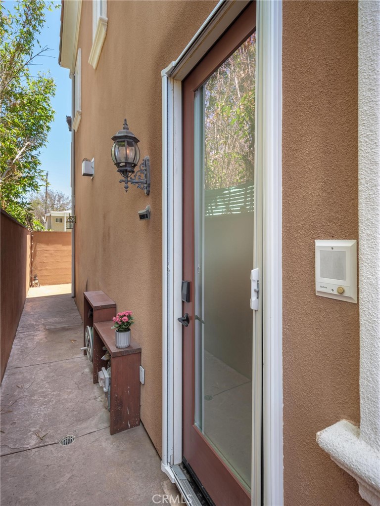 18426 Mansel Property Photo 4