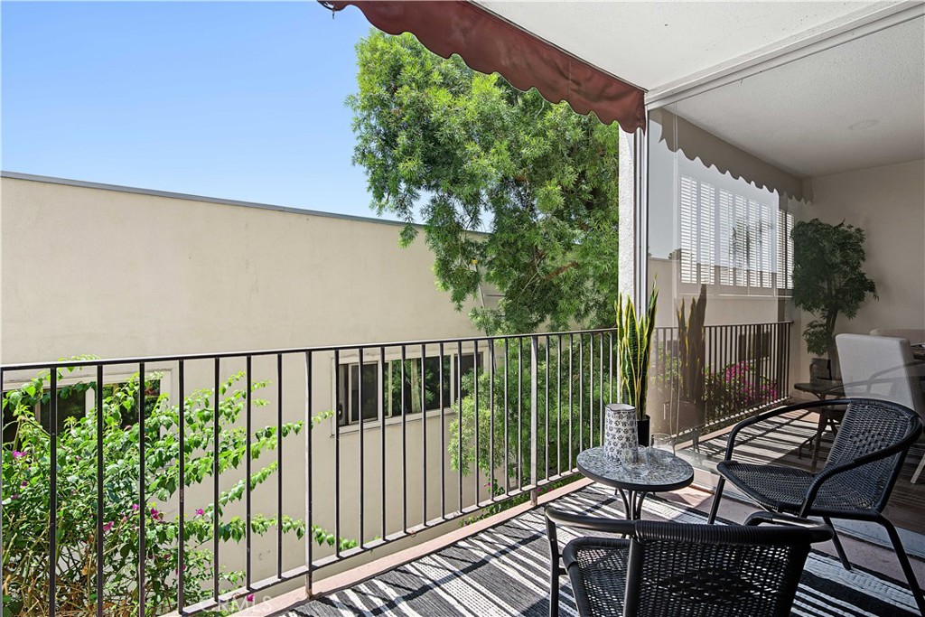 1539 N Laurel Avenue 202 Property Photo 17