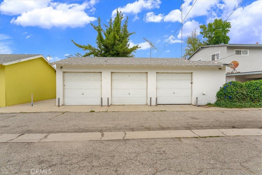 5816 Woodman Ave Property Photo 3