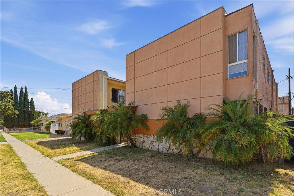 925 Larch Property Photo 3