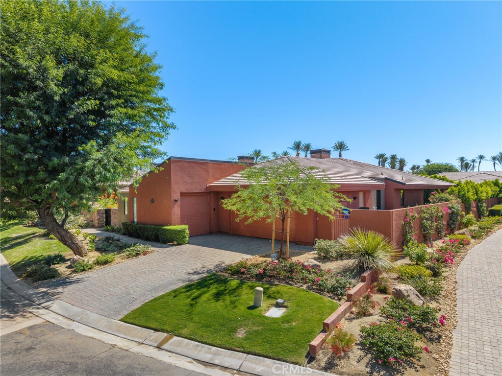 50070 Via De Moda Property Photo 2