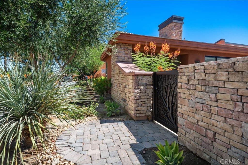 50070 Via De Moda Property Photo 3