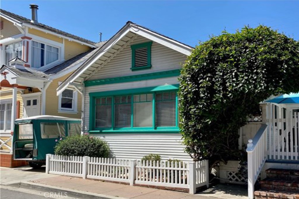 335 Clemente Avenue Property Photo 2