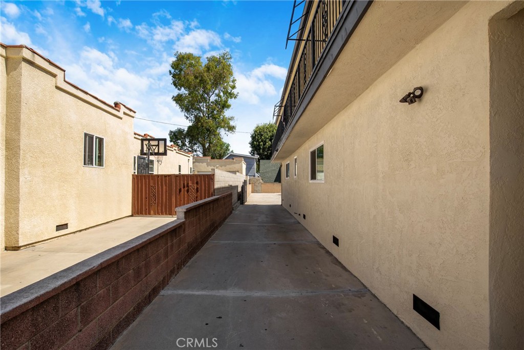 564 W Macarthur Property Photo 4