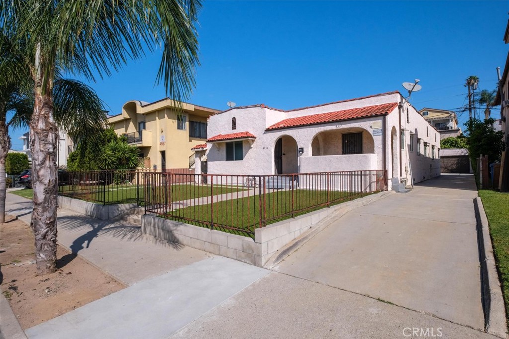 4533 Saturn Property Photo 1