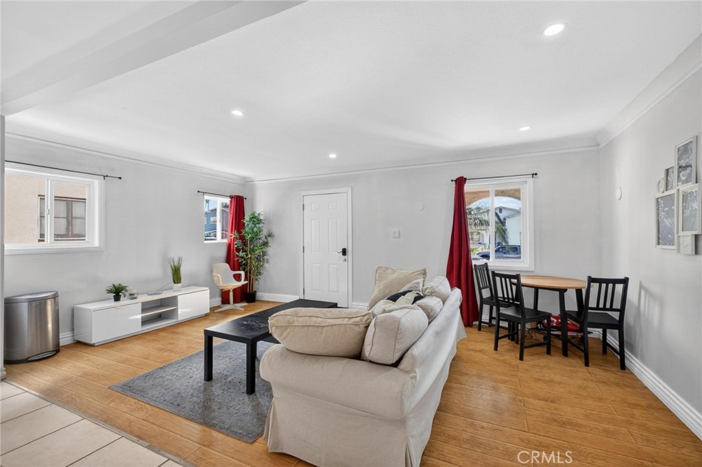 4533 Saturn Property Photo 10