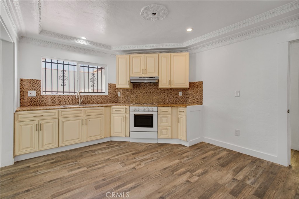 522 W 82nd St Property Photo 11