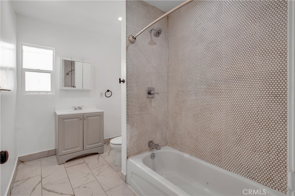 522 W 82nd St Property Photo 28