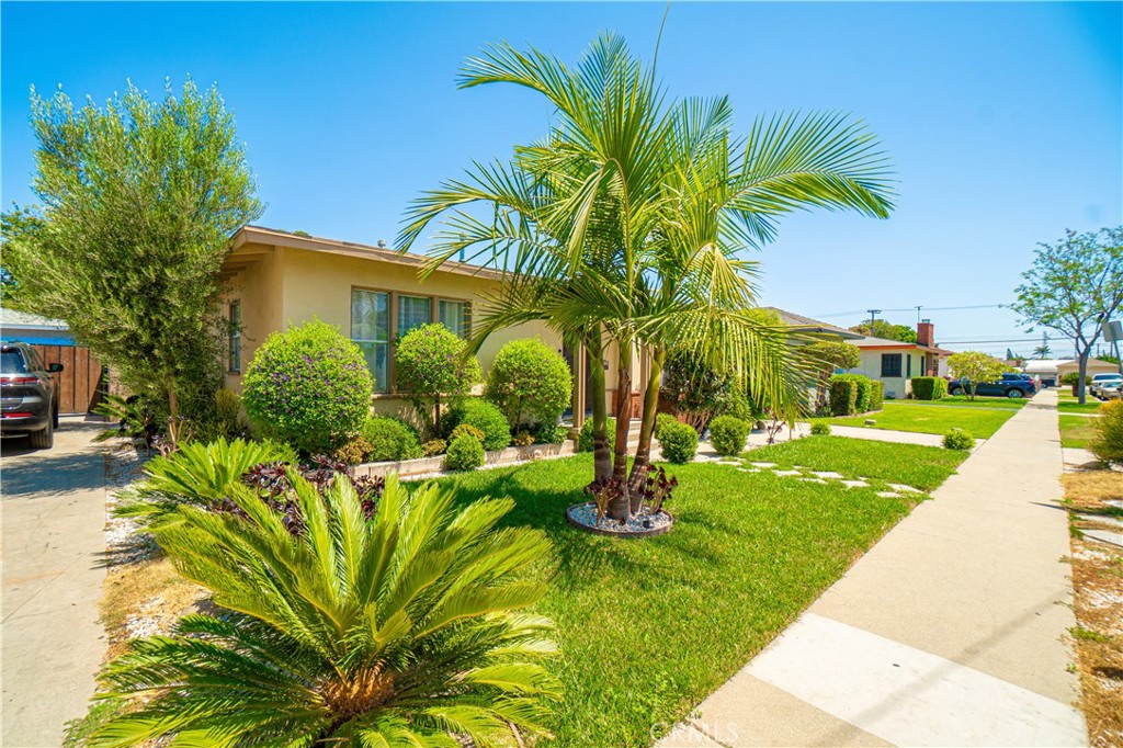 1208 S Stoneacre Property Photo 2