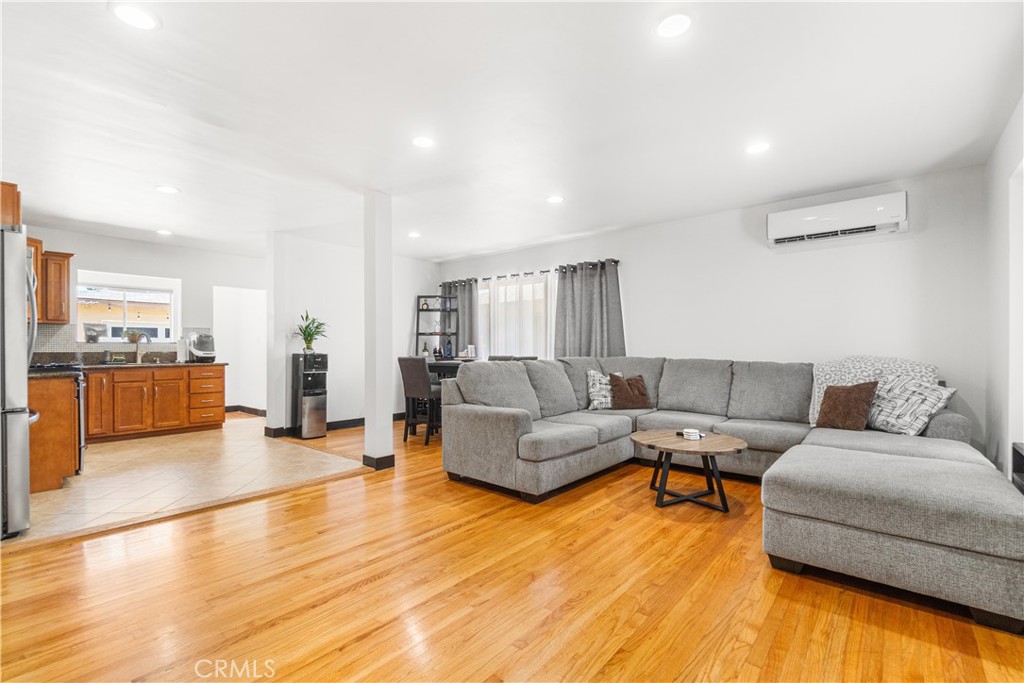 1208 S Stoneacre Property Photo 5