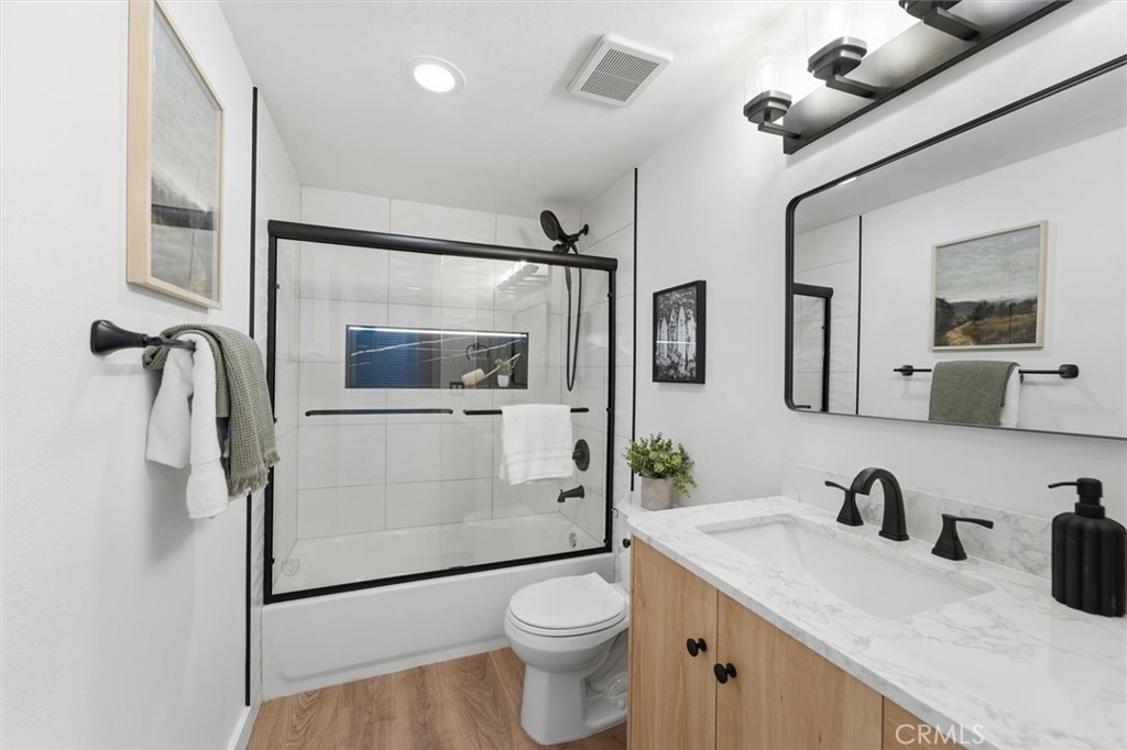 2305 Rockefeller B Property Photo 12