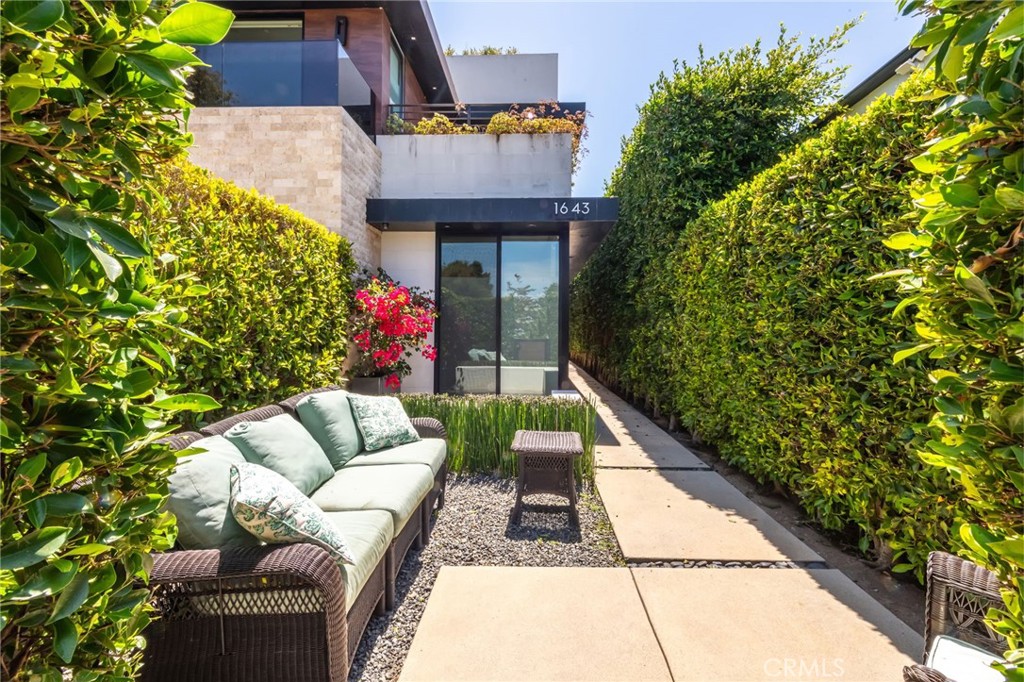 1643 S Carmelina Property Photo 4