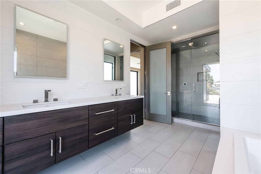 1643 S Carmelina Property Photo 24