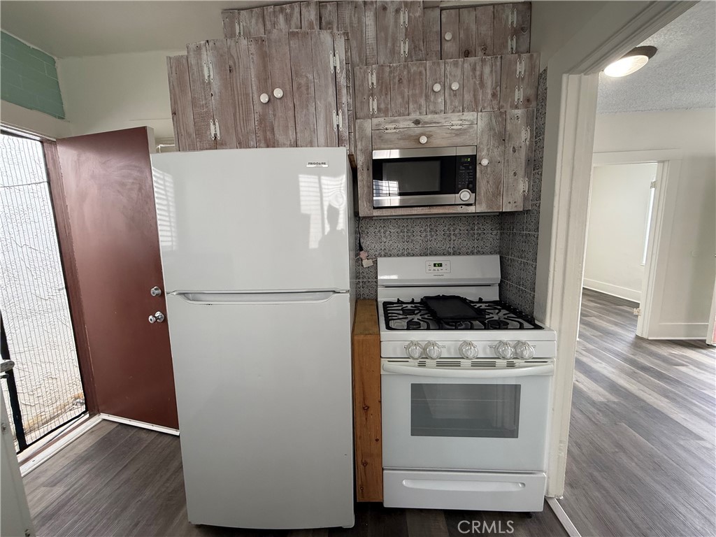 1053 Loma Property Photo 4