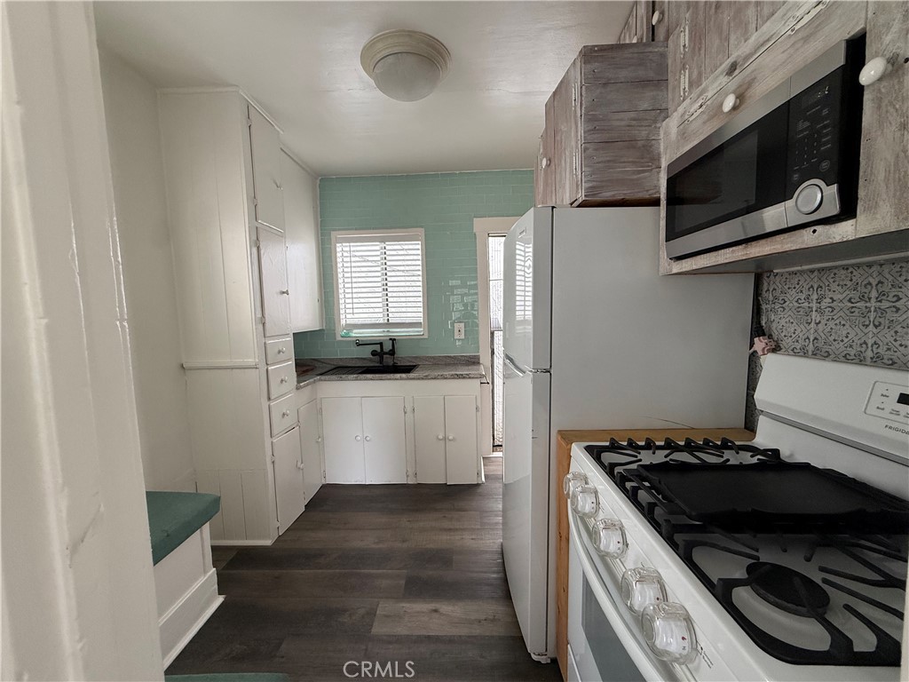 1053 Loma Property Photo 6