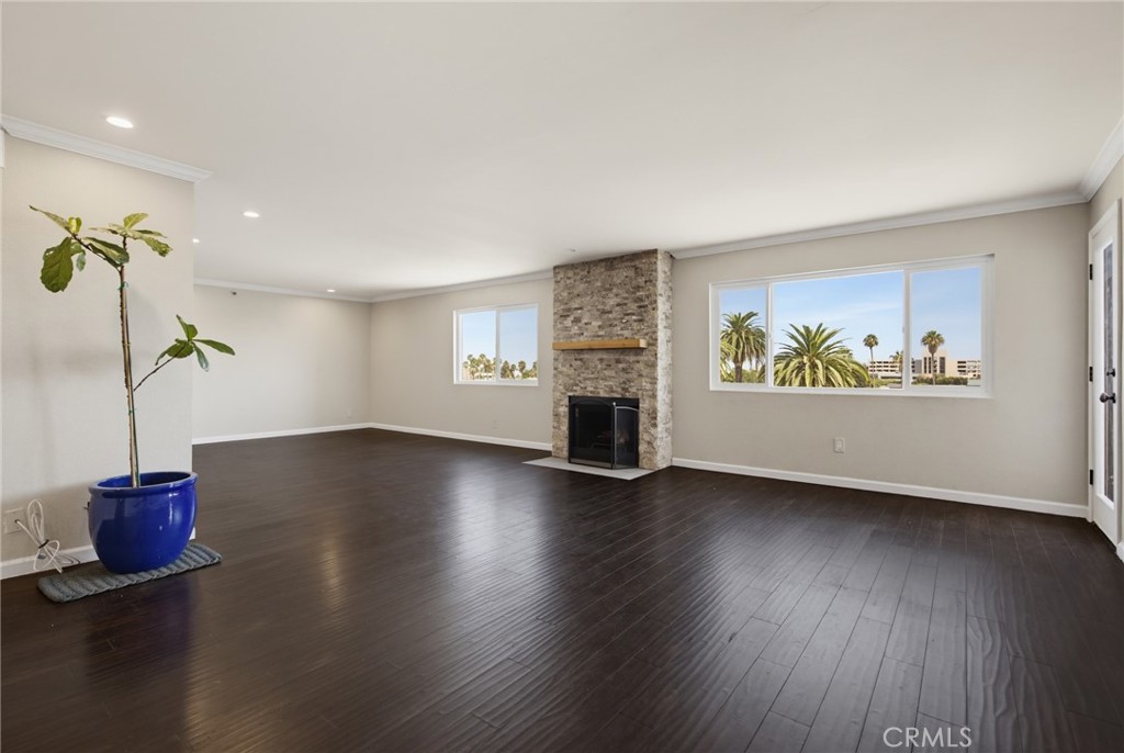 726 Elm Avenue 403 Property Photo 2