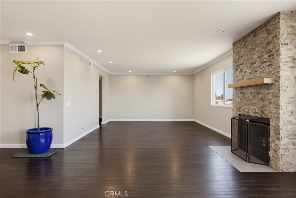 726 Elm Avenue 403 Property Photo 3
