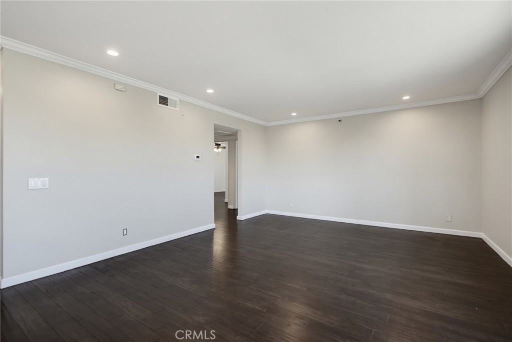726 Elm Avenue 403 Property Photo 5