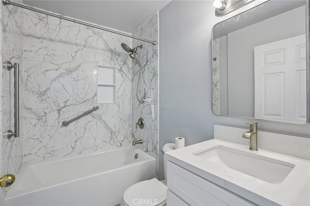 321 W Queen Street 20 Property Photo 6