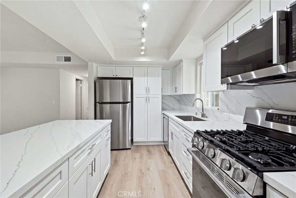 413 Avenue G 4 Property Photo 3