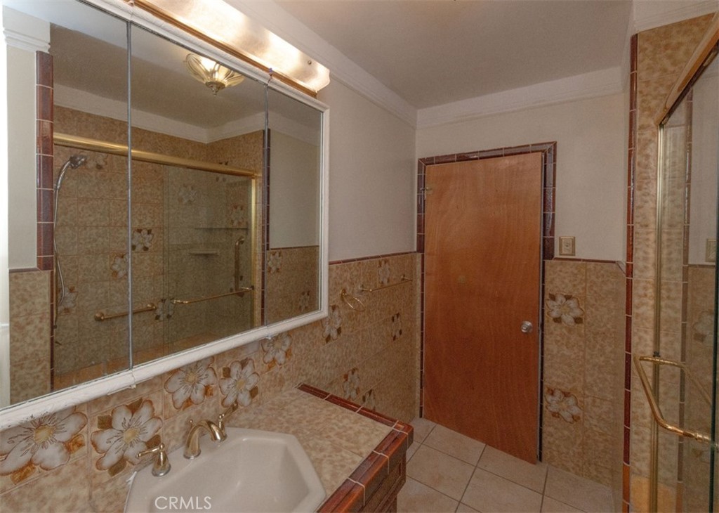 1223 W Elberon Property Photo 9