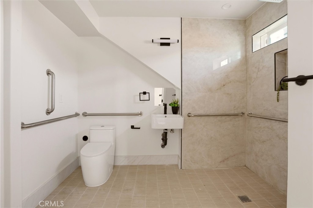 4604 W 172nd B Property Photo 44