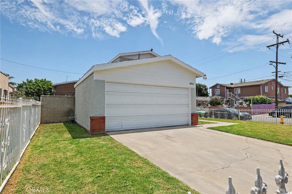 8832 Prince Property Photo 3