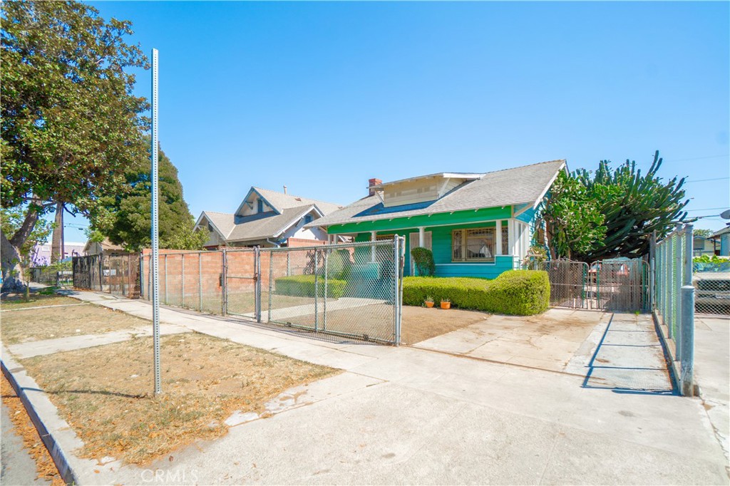 1430 W 51st Property Photo 2