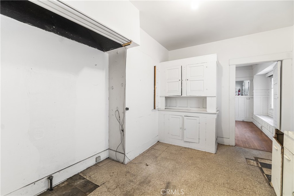 1430 W 51st Property Photo 29