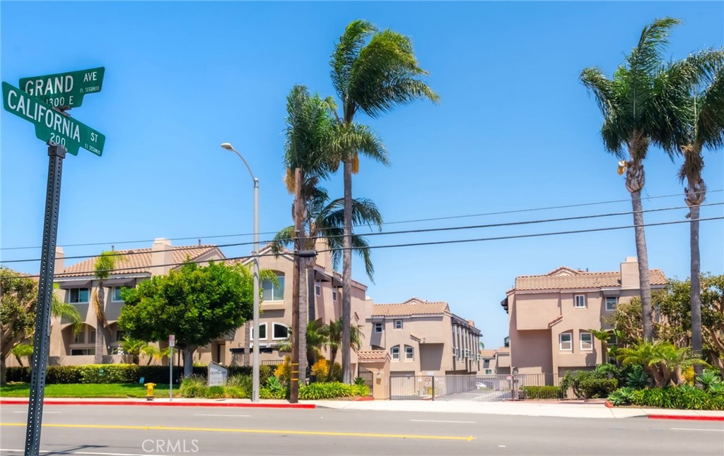 1325 #d E Grand Property Photo 1