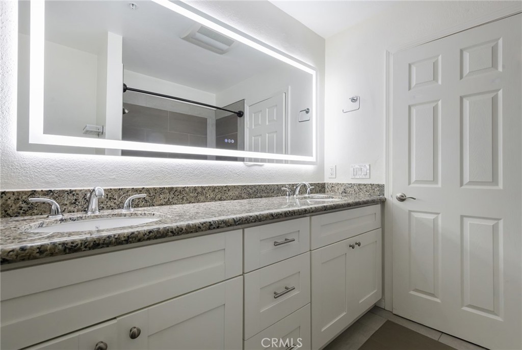 1325 #d E Grand Property Photo 19