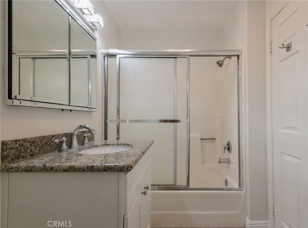 1325 #d E Grand Property Photo 23