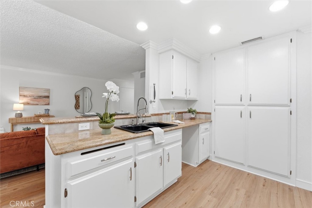 3859 Thorncroft Lane E Property Photo 10