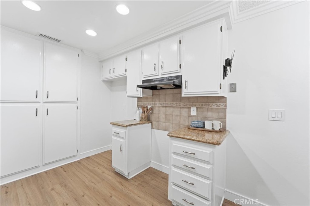 3859 Thorncroft Lane E Property Photo 11