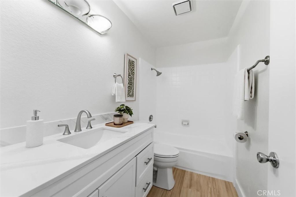 3859 Thorncroft Lane E Property Photo 24