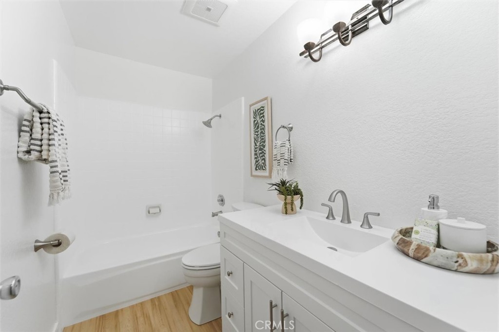3859 Thorncroft Lane E Property Photo 25