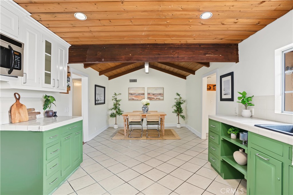 1118 Rumbold Property Photo 5