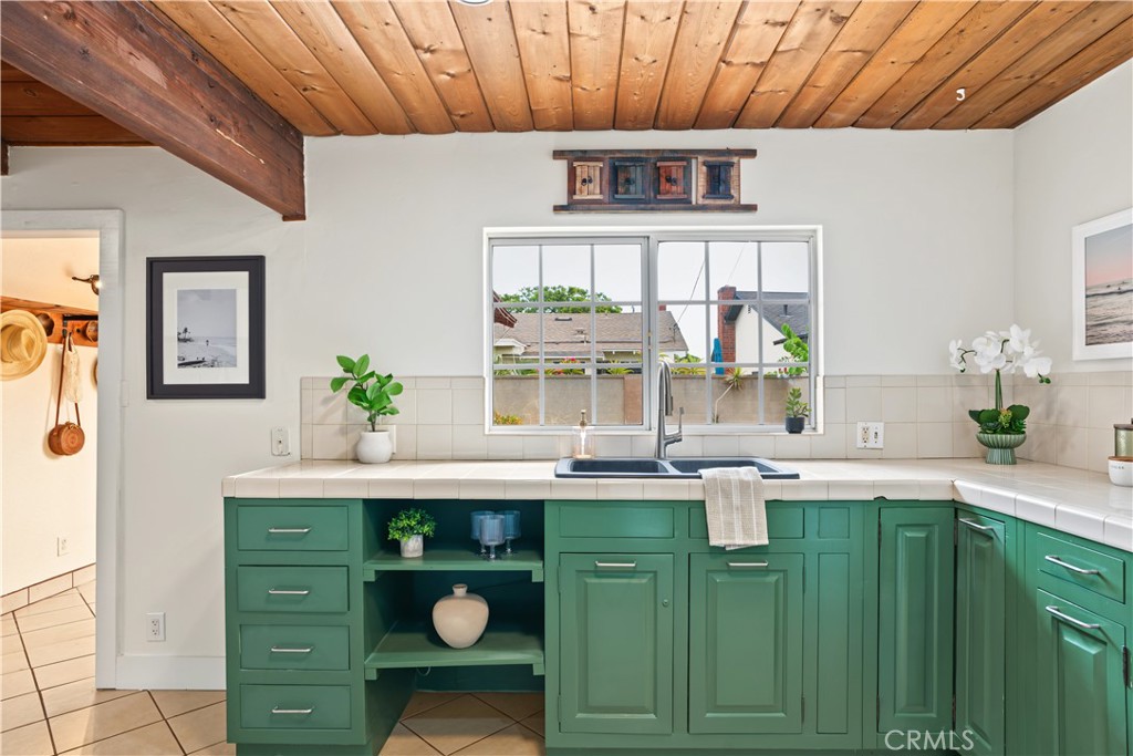 1118 Rumbold Property Photo 7