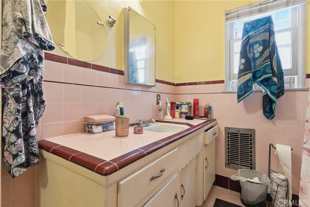 637 Hill Street Property Photo 32