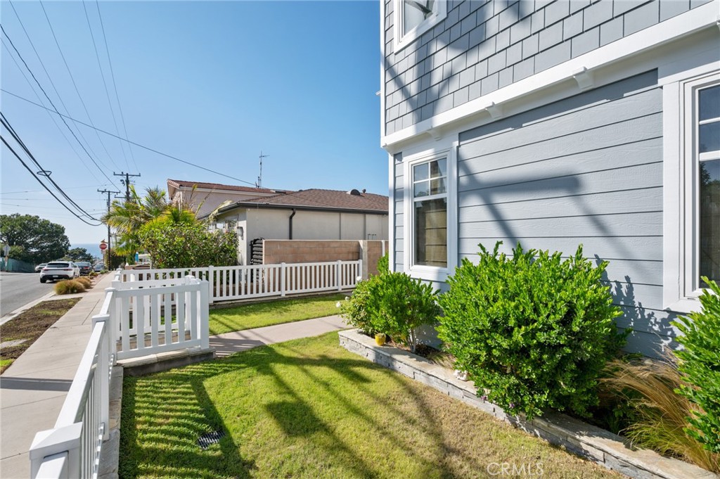 711 30th Property Photo 3
