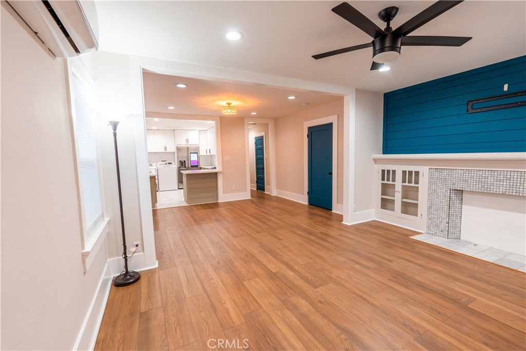 5604 S Manhattan Place Property Photo 3