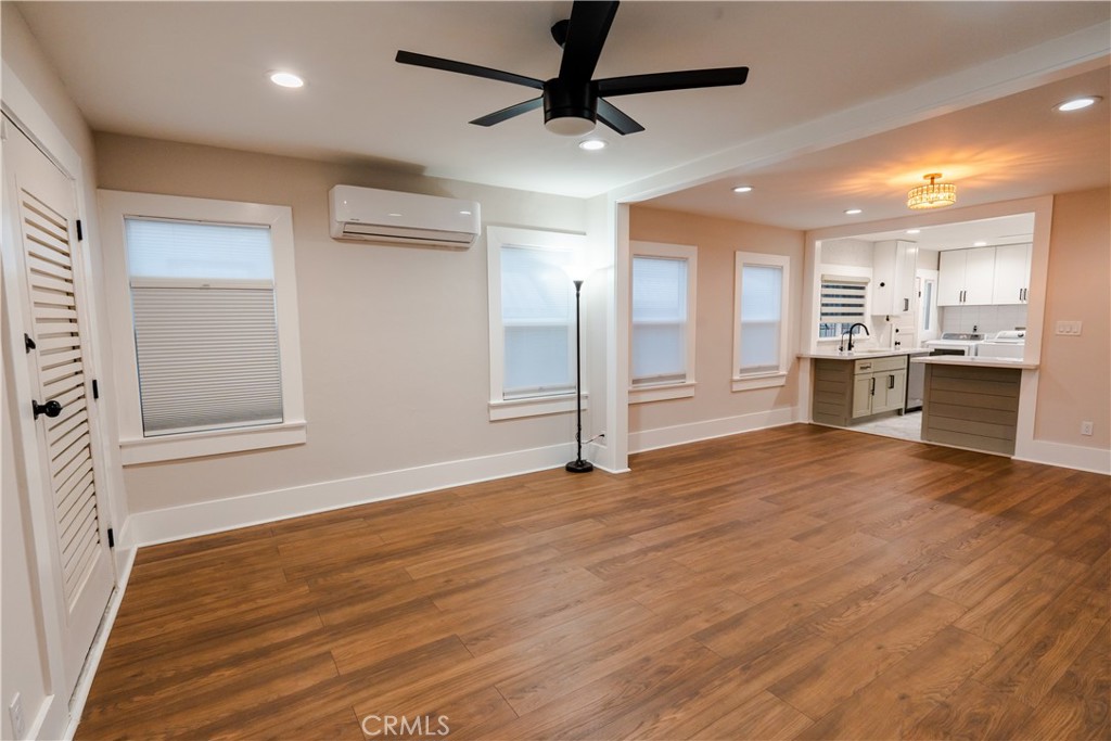 5604 S Manhattan Place Property Photo 4