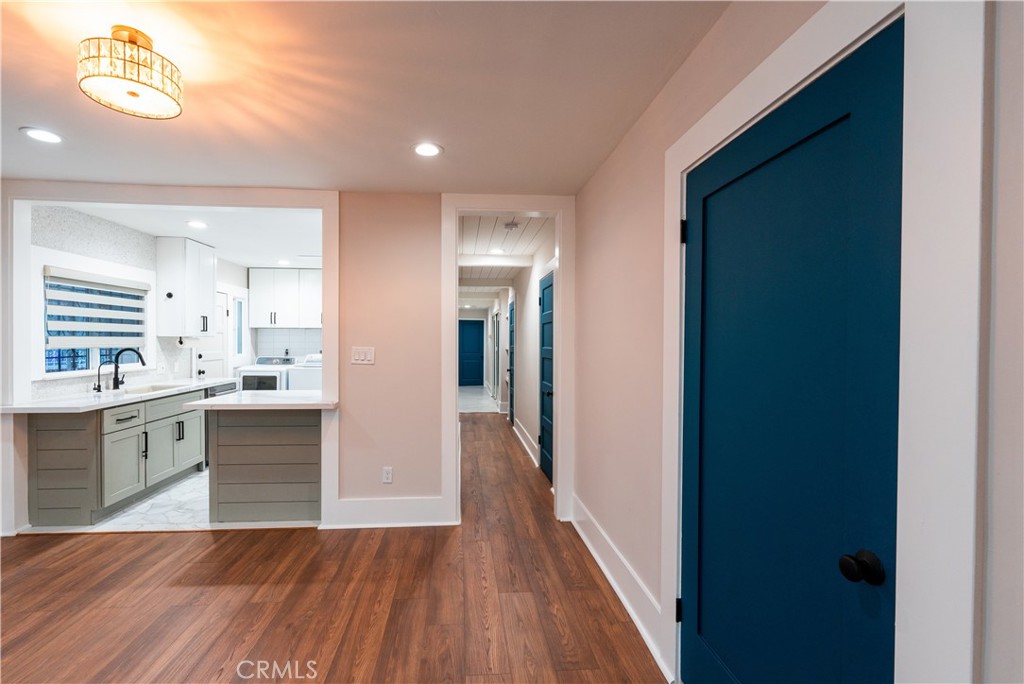 5604 S Manhattan Place Property Photo 6