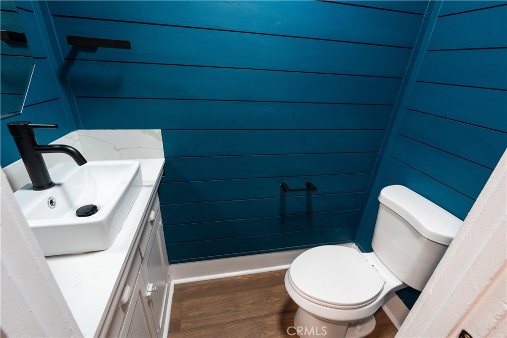 5604 S Manhattan Place Property Photo 8