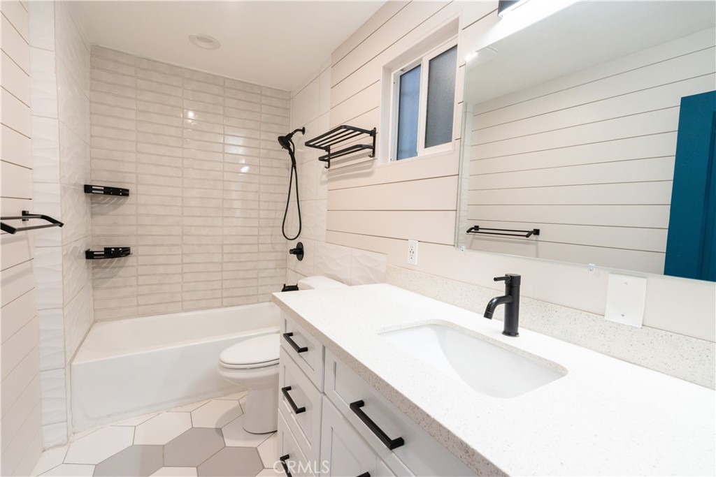 5604 S Manhattan Place Property Photo 10