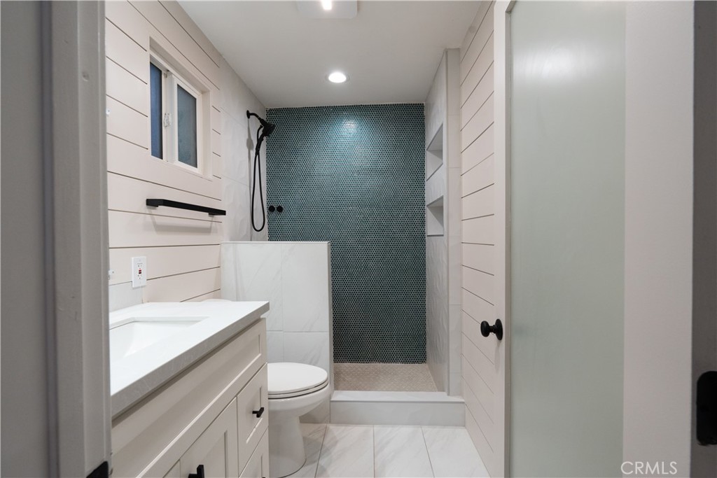 5604 S Manhattan Place Property Photo 12