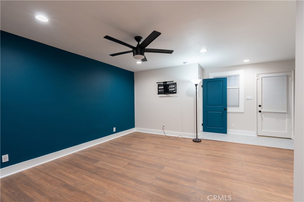 5604 S Manhattan Place Property Photo 13