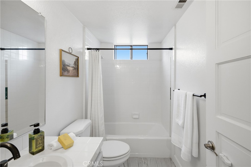 2108 Vanderbilt Lane E Property Photo 41