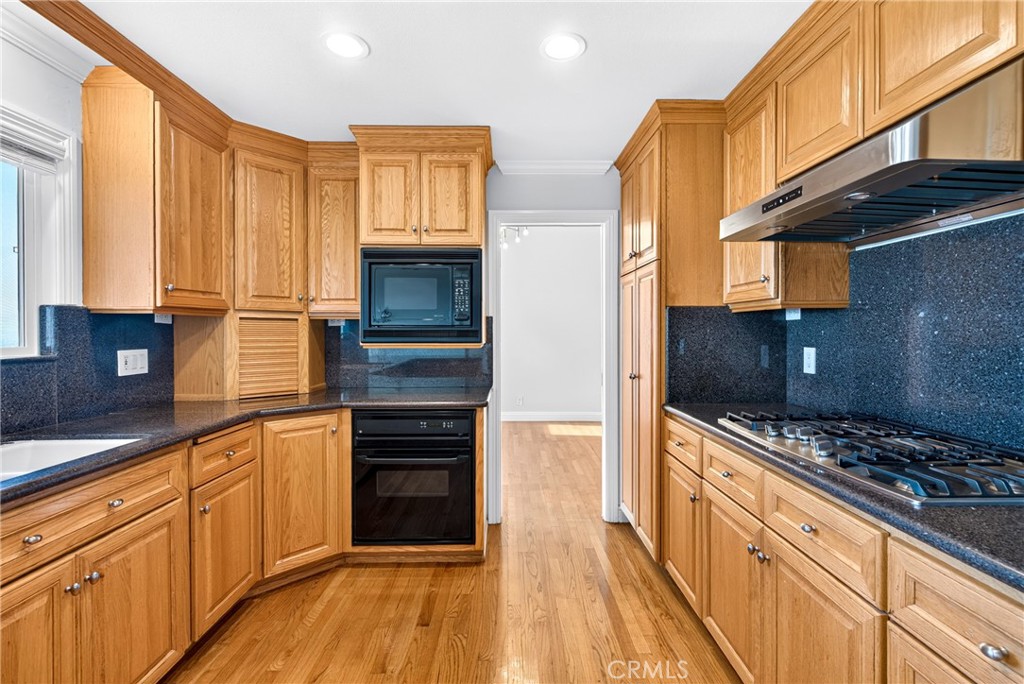 28027 Braidwood Drive Property Photo 12
