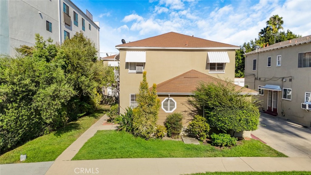 110 S Kings Rd Property Photo 4
